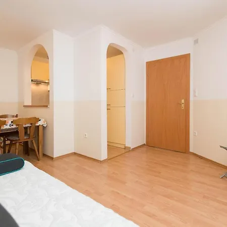 Carmen Apartment *